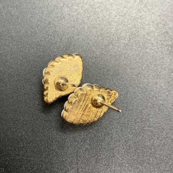 Avon Vintage 1985 Sea Swirls Gold Tone White Acrylic Shell Pierced Stud Earrings - Picture 3 of 3